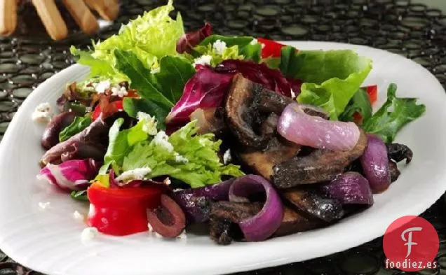 Portabellas Asadas con Ensalada Mediterránea