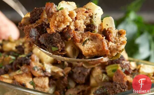 Relleno de Pan Integral con Castañas, Manzanas y Salchichas