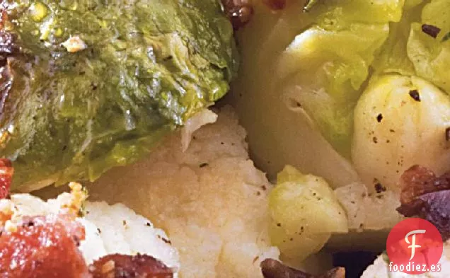 Coles de Bruselas Asadas y Coliflor con Aderezo de Tocino