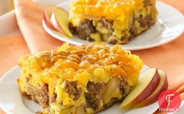 Pastel de Desayuno de Manzana, Salchicha y Queso Cheddar