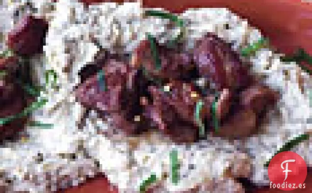 Cordero Picante con Puré de Berenjena Carbonizada y Pita