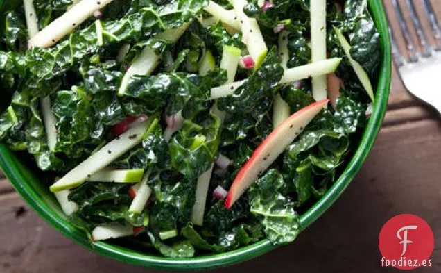 Ensalada de Col Rizada y Manzana con Aderezo de Semillas de Amapola