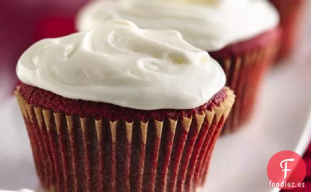 Cupcakes de Terciopelo Rojo con Glaseado de Crema de Mantequilla de Malvavisco