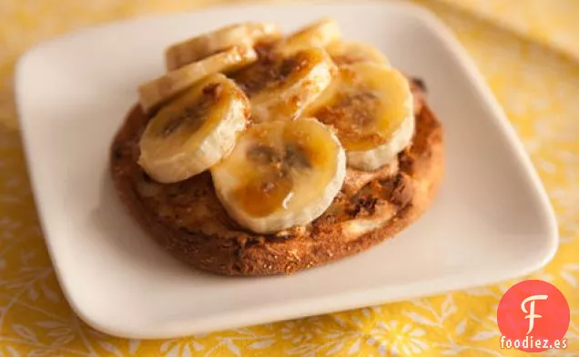 Muffin Inglés con Plátano Brulé y Mantequilla de Maní