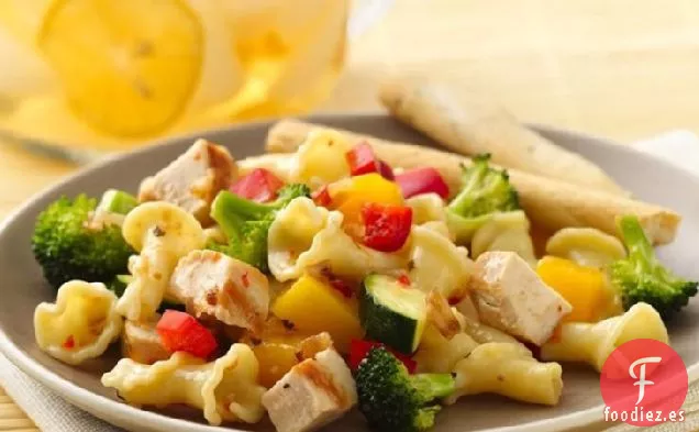 Ensalada de Pasta de Pollo a la Parrilla con Cebolla Caramelizada, Brócoli y Mango