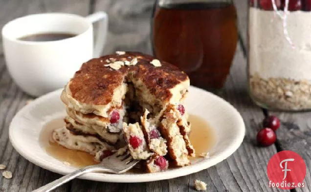 Tarros de Panqueques con Capas de Galletas de Avena y Arándanos Rojos