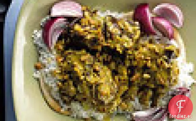 Cordero en Salsa de Yogur Especiado con Arroz y Pan