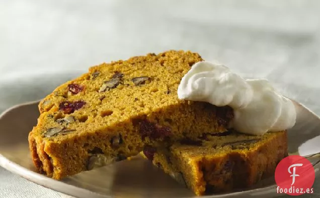 Pan de Nueces de Calabaza y Arándano Rojo con Crema Batida Achispada