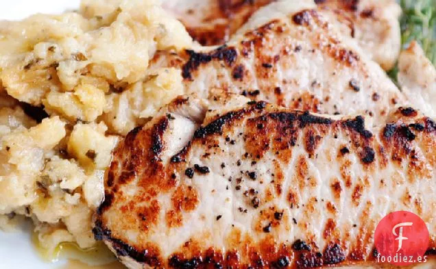 Chuletas de Cerdo en Salmuera con Cerveza y Manzanas Asadas