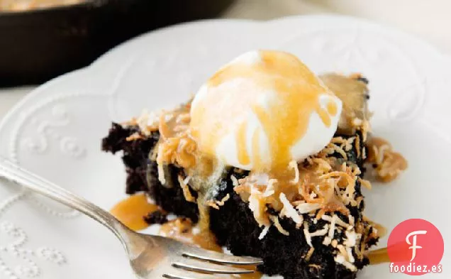 Pastel de Sartén de Caramelo de Coco y Chocolate