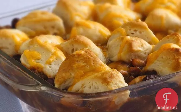 Cazuela de Frijoles y Carne con Queso y Galletas