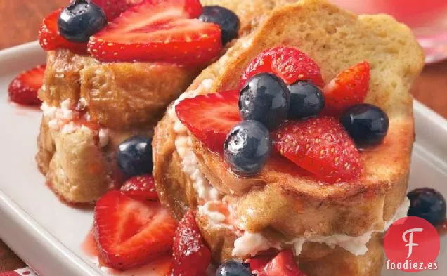 Tostadas Francesas de Queso Crema Horneadas con Cobertura de Fresa