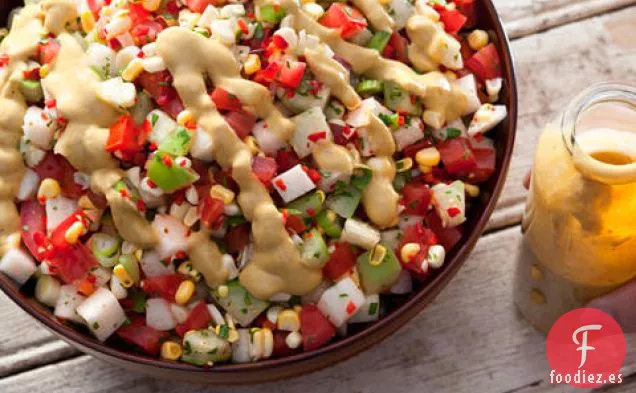 Ensalada de Tomate, Tomatillo y Maíz con Aderezo de Aguacate
