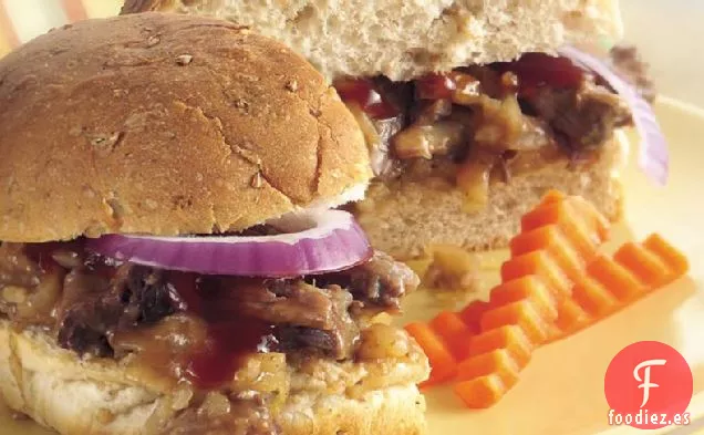 Sándwiches de Carne a la Barbacoa de Cocción Lenta con Ensalada de Col