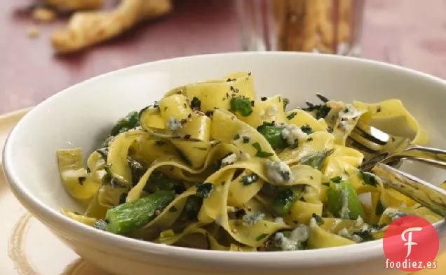 Pasta Tagliatelle con Espárragos y Salsa de Gorgonzola