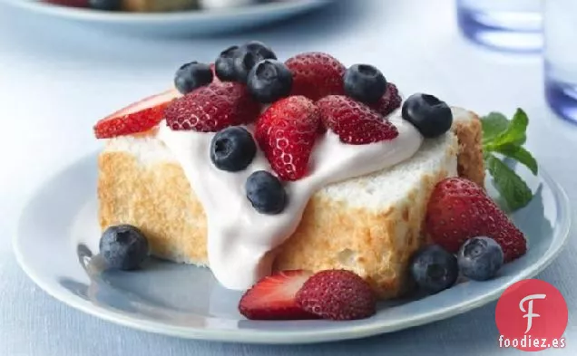 Pastel de Ángel con Crema de Fresa