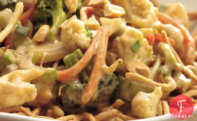 Verduras en Salsa de Maní con Fideos