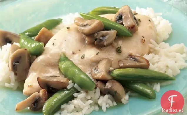 Pollo, Champiñones y Guisantes con Azúcar Sobre Arroz