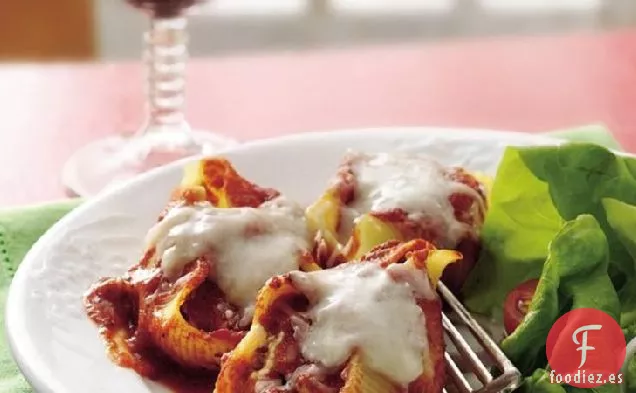 Conchas de Pasta Rellenas de Salchicha