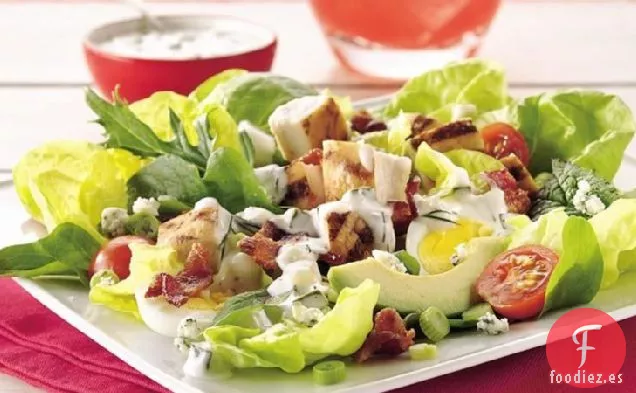 Ensalada Cobb con Aderezo Ranchero de Pepino