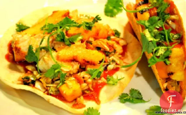 Tacos de Pollo y Piña a la Parrilla Old El Paso® con Repollo y Ensalada de Mango