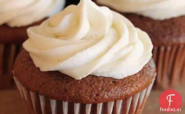 Cupcakes Gruesos de Chocolate con Glaseado de Frijoles de Vainilla