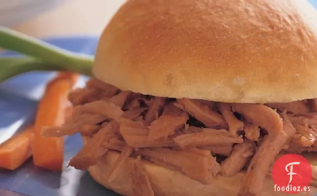 Sándwiches de Cerdo Picantes de Melaza de Cocción Lenta