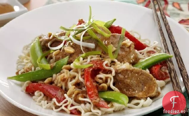Cerdo Tailandés Picante con Verduras y Fideos de Sésamo