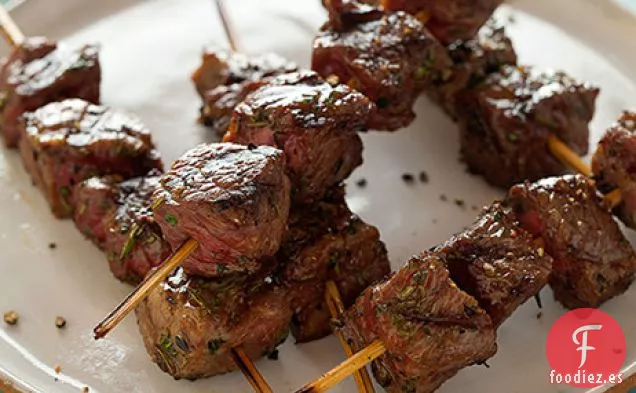 Brochetas De Cordero Con Salsa De Yogur De Menta