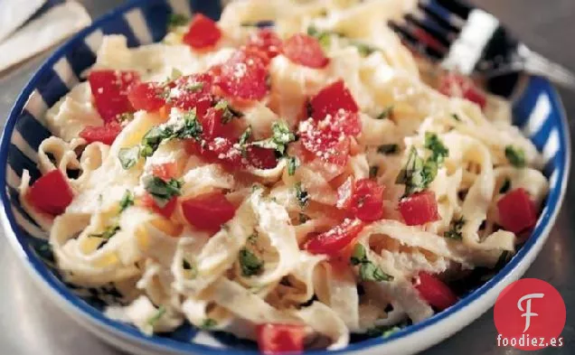 Fettuccine con Ricotta, Tomates y Albahaca