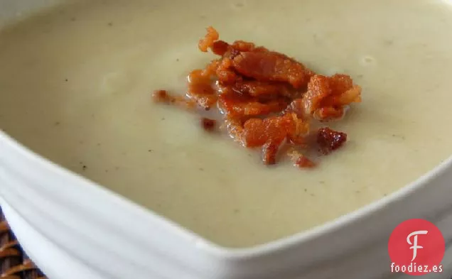 Sopa de Coliflor y Puerros con Tocino Crujiente
