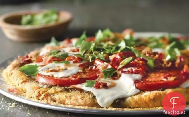 Pizza Caprese con Panceta Crujiente
