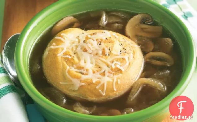 Sopa de Champiñones y Cebolla con Tapa de Media Luna y Queso