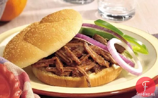 Sándwiches de Carne a la Barbacoa de Cerveza de Raíz de Cocción Lenta