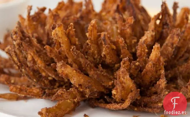 Cebollas Florecientes Chex® con Salsa de Chipotle de Tocino