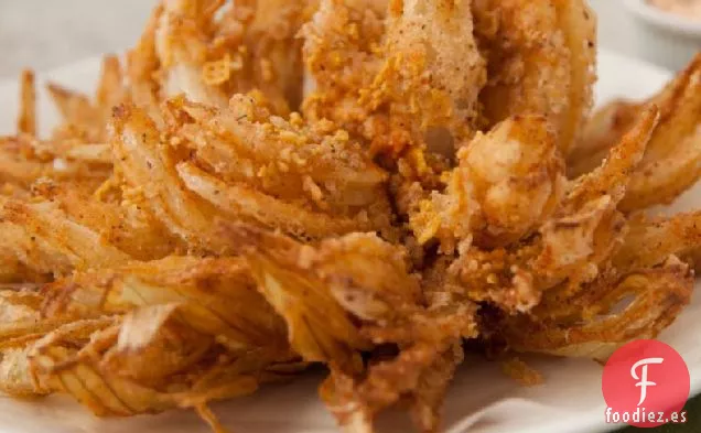 Cebollas Florecientes Chex ® sin Gluten con Salsa de Chipotle de Tocino
