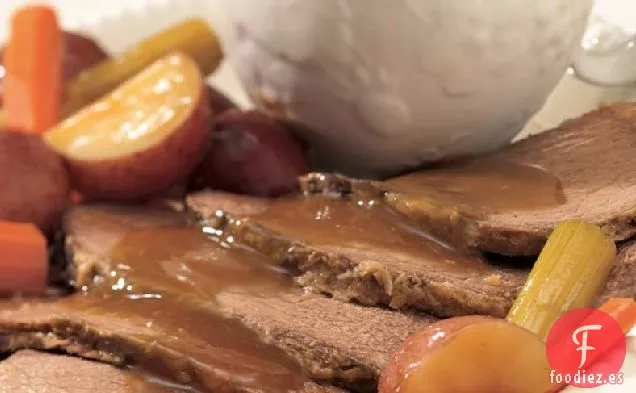 Carne Asada de Cocción Lenta y Verduras con Salsa de Rábano Picante