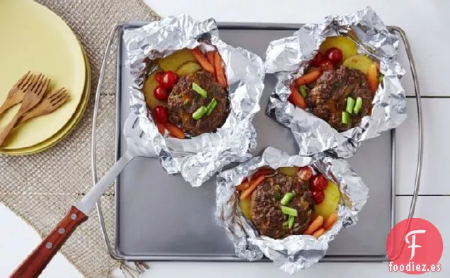 Paquetes de Hamburguesas y Verduras con Queso Cheddar a la Parrilla