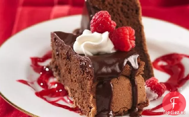 Pastel de Chocolate Decadente con Salsa de Frambuesa