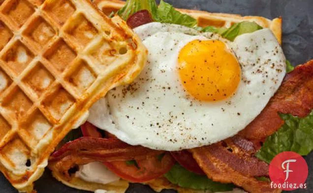 BLT de Gofres de Queso Cheddar salado con Huevo