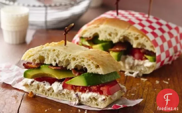 Sándwich de Tocino, Tomate y Aguacate con Alioli de Chipotle
