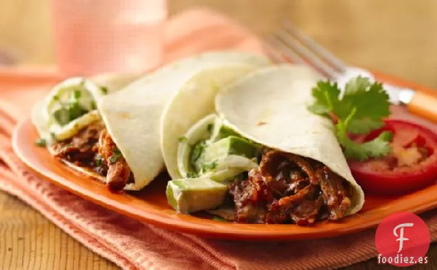 Sándwiches de Cerdo de Fajita de Cocción Lenta con Ensalada de Aguacate y Cebolla