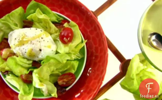 Lechuga de Mantequilla con Lardons y Huevo Escalfado