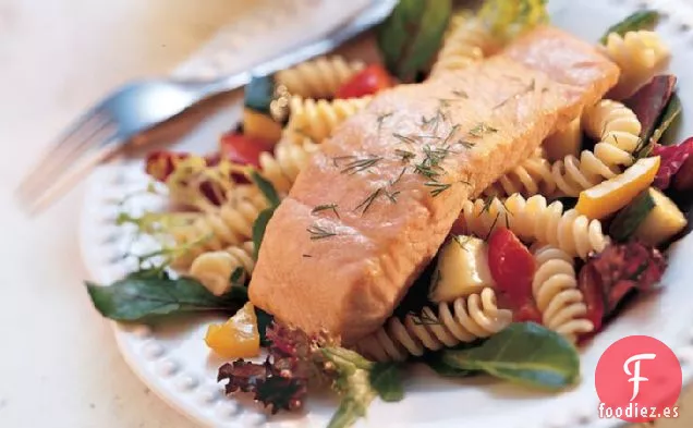 Ensalada de Pasta y Salmón a la Parrilla con Miel y Mostaza