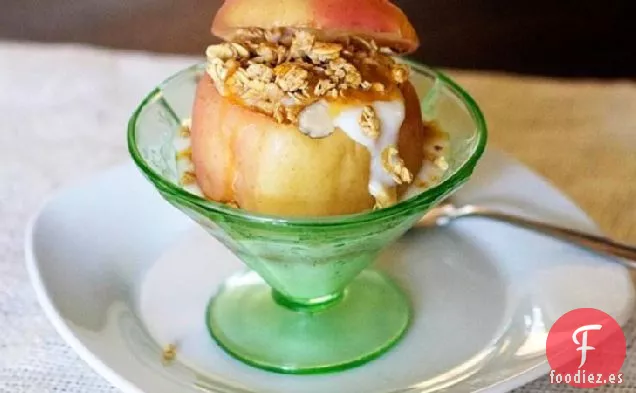 Manzanas al Horno con Yogur Crujiente de Manzana y Caramelo