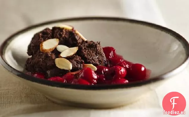 Pastel de Chocolate con Cereza y Frambuesa