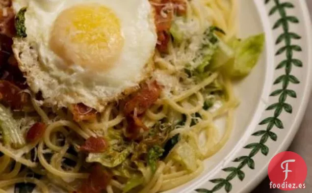 Espaguetis Con Salsa Romana Y Huevo Frito