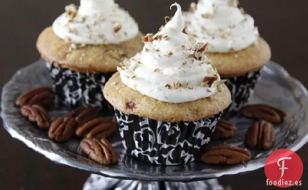 Magdalenas de Rollo de Canela con Glaseado de Queso Crema y Nueces