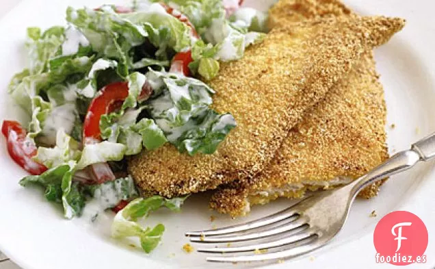 Chuletas de Pollo Crujientes con Ensalada Cremosa Romana