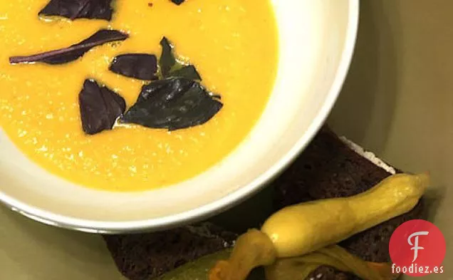 Sopa de Tomate y Calabacín de Michael Bulkowski-Pan de Queso a la parrilla